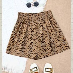 Leopard Print Paper Bag Shorts | Smocked Waist | Thin/Lightweight | L (8/10)